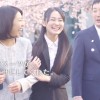 AOKI-CM・吉本実憂 スーツで家族と桜道を歩く女の子の笑顔